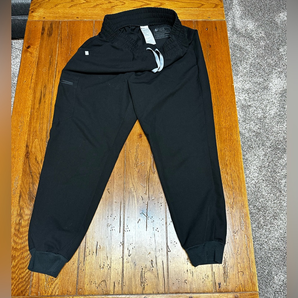 Women’s high waisted scrub joggers with cargo pocket